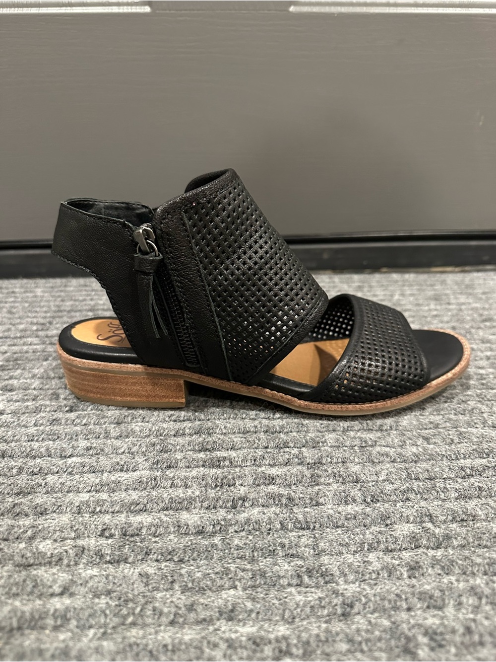 Sofft Black Perforated Leather Block Sandal size 9.5 NEW